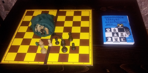 Tekturowa szachownica figurki w woreczku